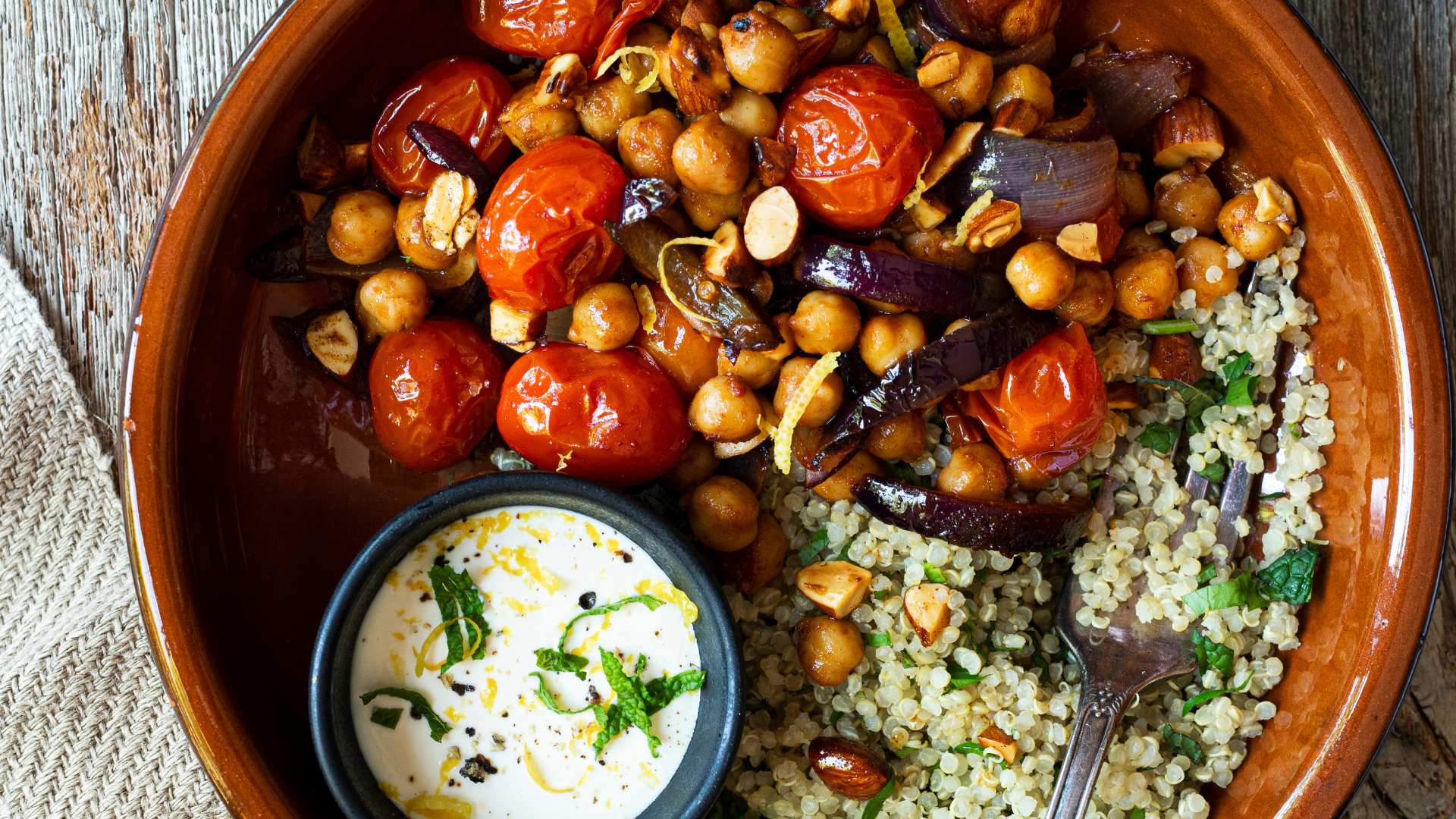 Recette de bol marocain aux pois chiches, aux tomates cerises et aux amandes effilochées