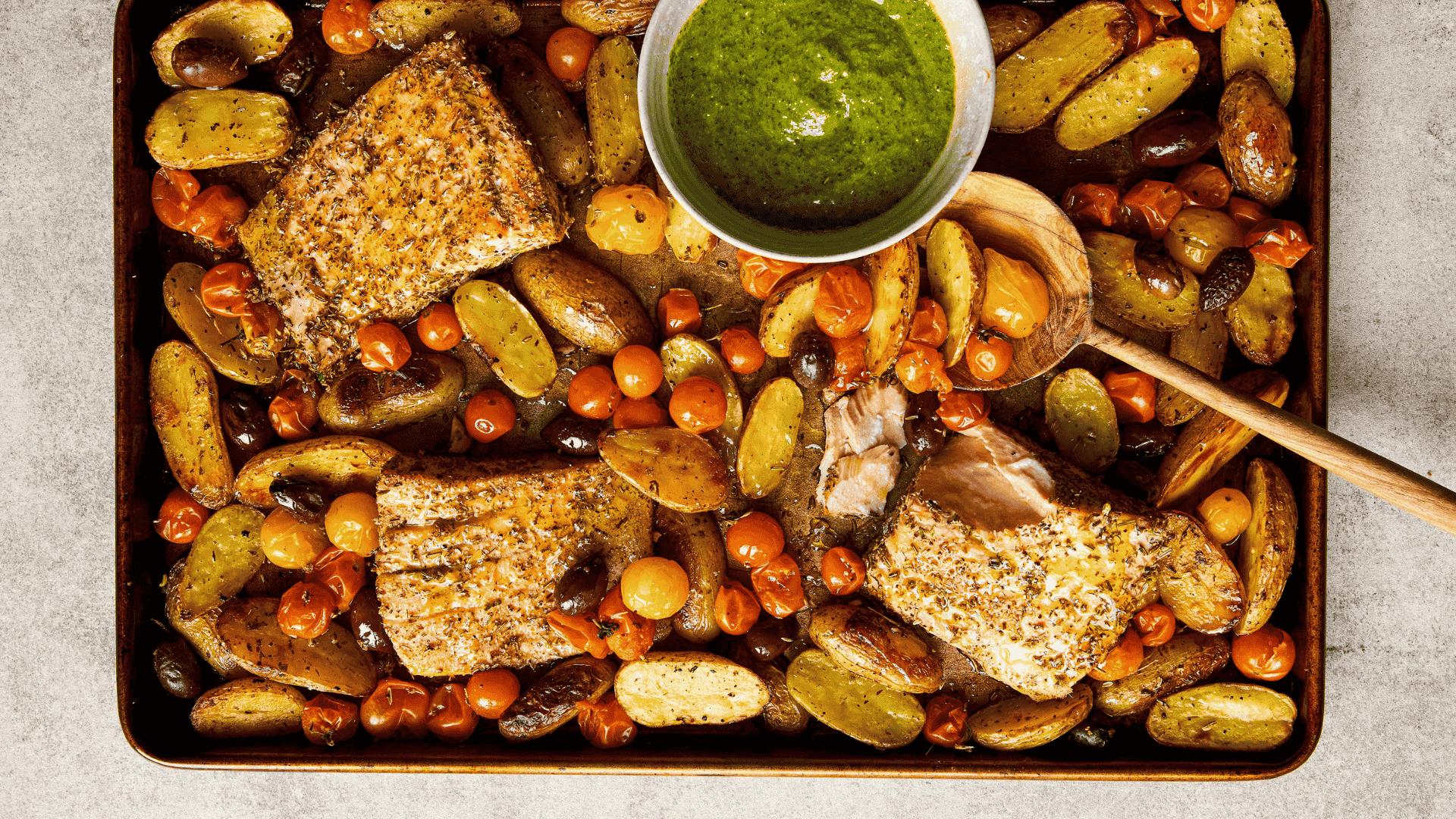 Plaque de saumon à la grecque avec des tomates cerises cultivées en serre SAVOURA - recette de K pour Katrine